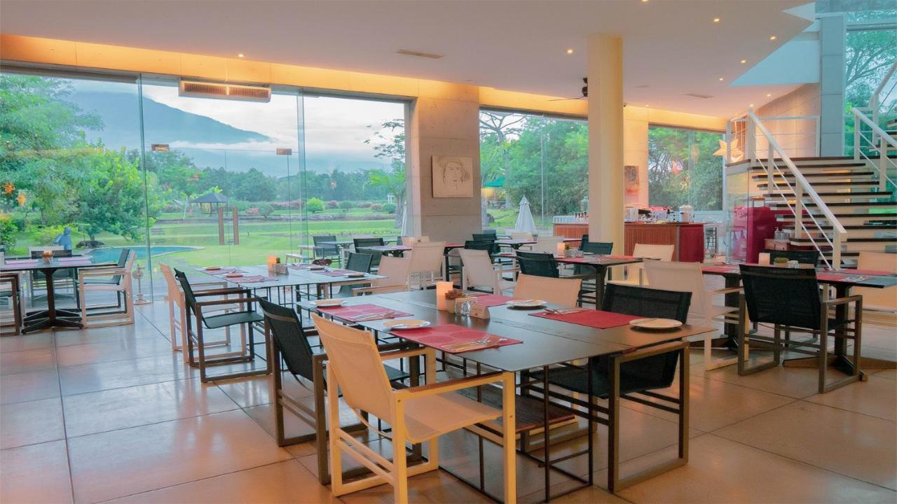 K Gallery Hotel Pasuruan Buitenkant foto